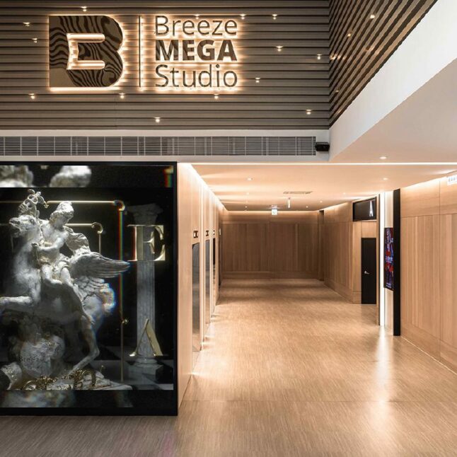 メイン会場となるブリーズセンター8階「ブリーズメガスタジオ」の入り口。ロゴと間接照明が印象的