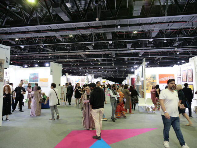 World Art Dubaiの会場に多くの来場者が訪れている様子