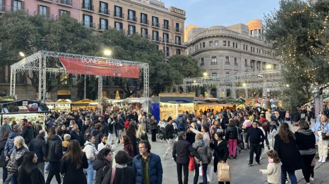 バルセロナの夕方のクリスマスマーケットがたくさんの人で賑わっている様子